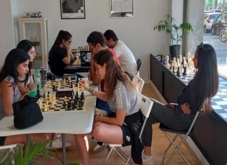 Campamento urbano con ajedrez y música 